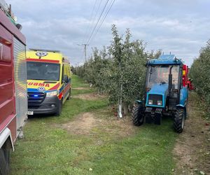 Tragedia w sadzie. Śmiertelny wypadek w Święcicy pod Sandomierzem. Mężczyzna przejechany przez platformę rolniczą