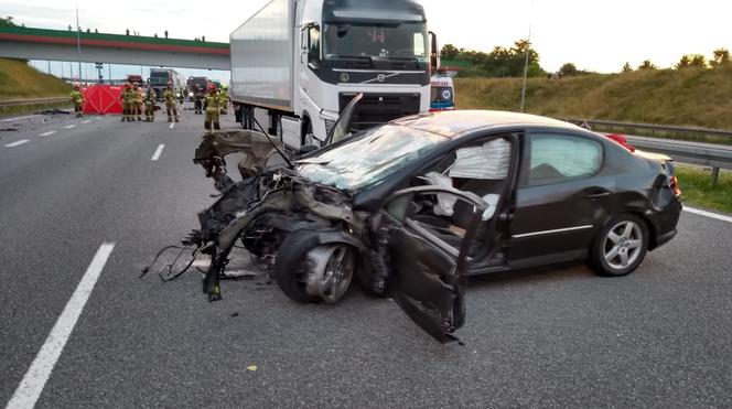 Dramatyczny wypadek na autostradzie A1. Kierowca Peugeota wjechał pod naczepę TIR-a. Nie miał żadnych szans [ZDJĘCIA]