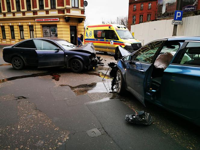 Wypadek na ul. Świętej Trójcy w Bydgoszczy. Trzy osoby są ranne [ZDJĘCIA]