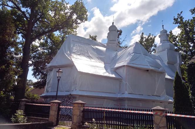 Bierdzany. Kościół  św. Jadwigi Śląskiej owinięty folią! Tak pozbywają się nieproszonych gości