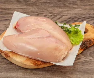 Białe paski na filetach z kurczaka? To może być mięso gorszej jakości