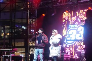 WOŚP 2025. Światełko do Nieba w Manufakturze. Mimo deszczu pod sceną zebrały się tłumy