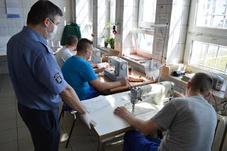 Więźniowie z Piotrkowa Trybunalskiego szyją maseczki [ZDJĘCIA]