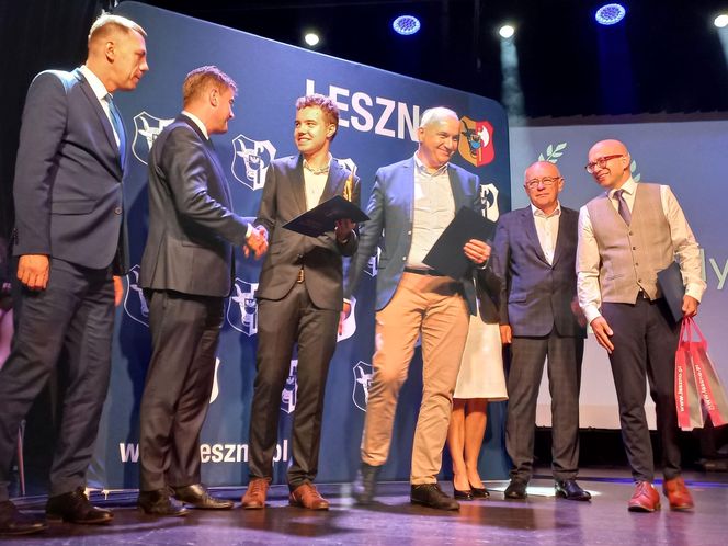 Wręczono Leszczyńskie Laury Oświaty. Zdolnym uczniom ze szkół w Lesznie
