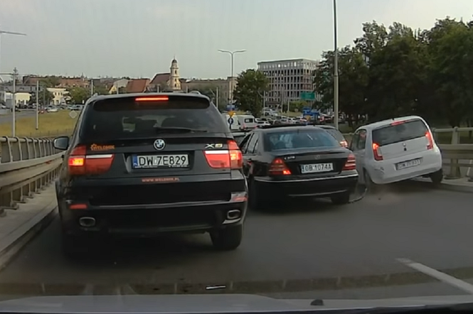 Wrocław.Taranował auta w korku, bo zobaczył w lusterku radiowóz