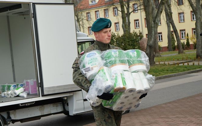 Żołnierze pomagają medykom ze szczecińskiego szpitala