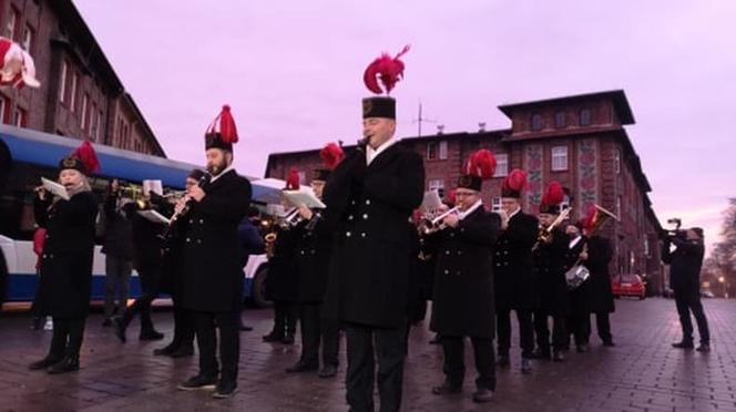 Barbórka w czasach zarazy, Górnicza orkiestra mimo pandemii obudziła mieszkańców Nikiszowca! [ZDJĘCIA]