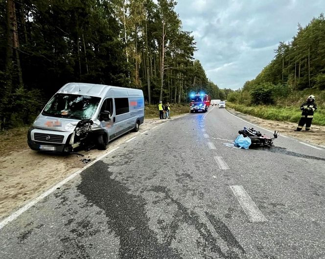 Czołowe zderzenie motocyklistki z osobówką. 43-latka nie miała szans