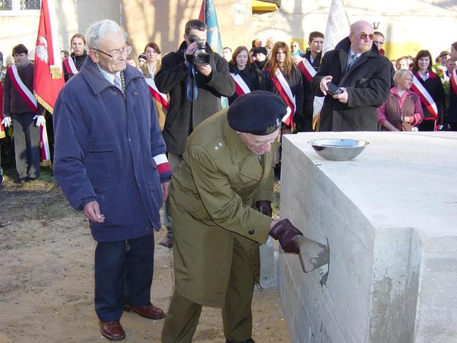 Zburzony i odbudowany!  Pomnik Niepodległości w Starachowicach