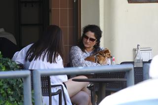 Była posłanka PiS z córką w restauracji. Całuje psa