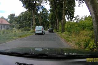 Kobieta jadąca z trójką dzieci zachowała zimną krew 