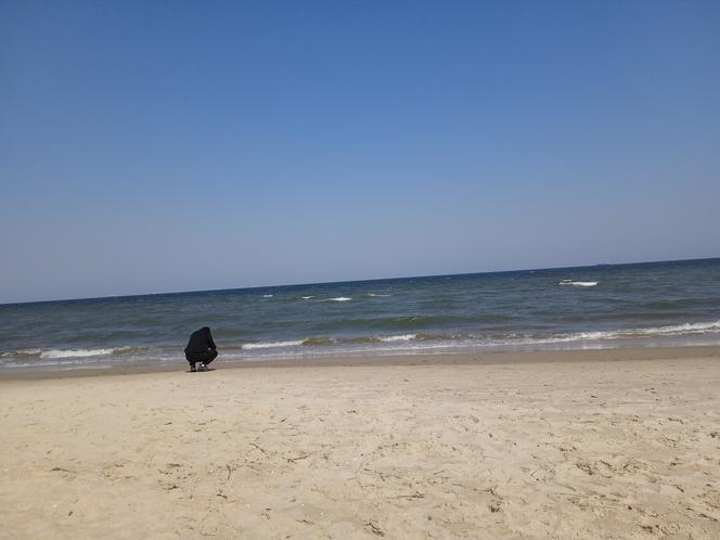 Mieszkańcy korzystają ze słonecznej pogody. Na plaży w Jelitkowie widać już pierwszych spacerowiczów!