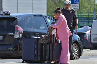 Anna Mucha z rodziną na lotnisku