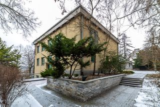 Luksusowa willa z czasów PRL-u na sprzedaż. Wystawiono ją za ogromną sumę