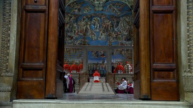 Z OSTATNIEJ CHWILI: Rozpoczęło się konklawe 2025 – kardynałowie złożyli przysięgę w Kaplicy Sykstyńskiej