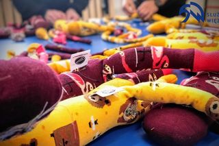  Szyjących pluszaki więźniów, taka praca uczy pomagania innym i bezinteresowności. 