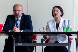 „Czyste Powietrze” z problemami. Beneficjenci oszukani, operatorzy przeciążeni, a wnioski w dół