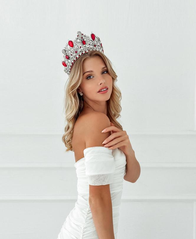 Angelika Jurkowianiec to Miss Polski 2023, która jest finalistką konkursu Miss Universe, który odbywa się w Salwadorze.