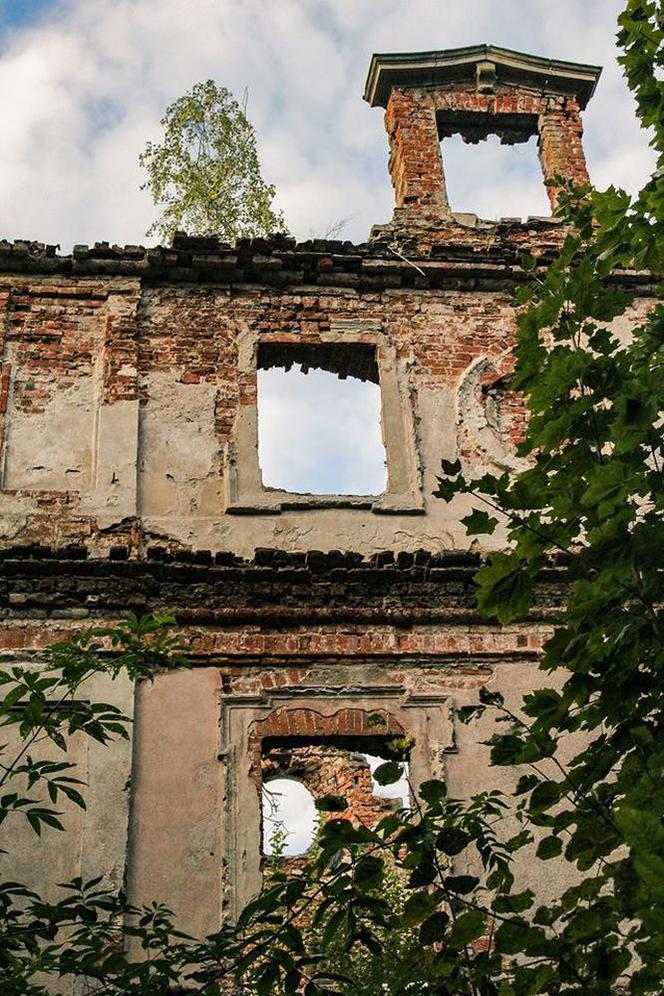 Malownicze ruiny schowane w niewielkiej wsi. Widok zapiera dech w piersiach! 