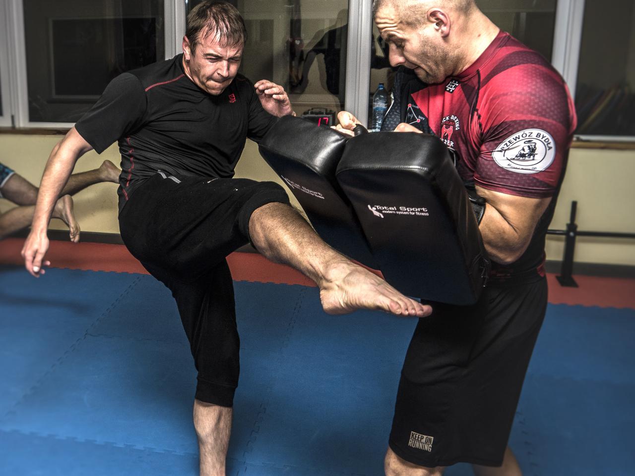 Radek Liszewski trenuje kick boxing