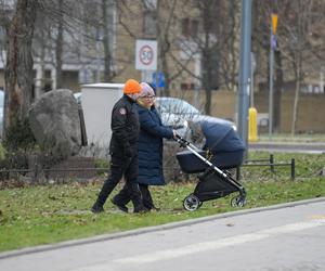 Pierwsze zdjęcia Dominiki Gwit na spacerze z dzieckiem i mężem