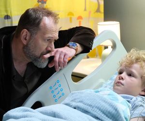 M jak miłość odcinek 1874. Szef Mirosław Wójcik (Jakub Kornacki), Tymek (Ksawery Krajewski)