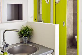 Zielono-limonkowe wejście do łazienki