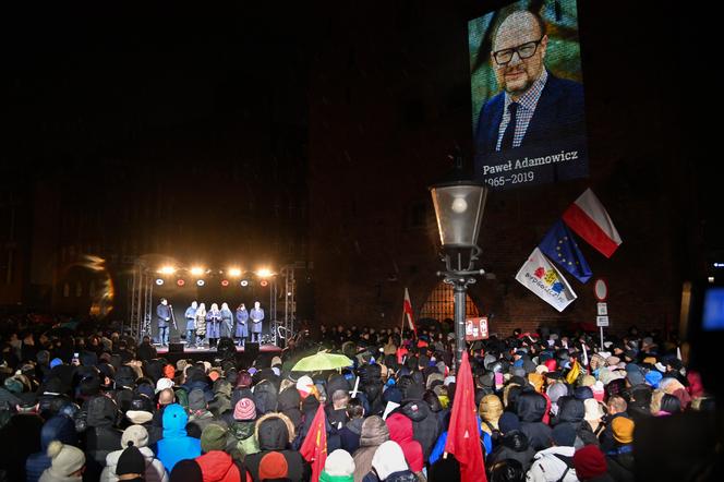 Światełko dla Pawła Adamowicza. Tłumy na wiecu w Gdańsku 