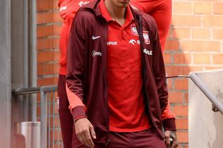 Załamani piłkarze idą na trening