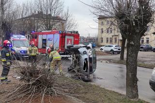 Wypadek w Skarżysku-Kamiennej. Samochód zderzył się z drzewem!