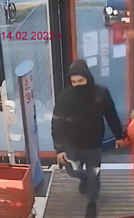 Seria kradzieży w drogerii w Dobrzejewicach koło Torunia. Rozpoznajesz sprawców?