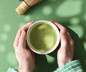 Nie tylko matcha latte. Podpowiadamy, jak jeszcze wykorzystać tę herbatę w kuchni