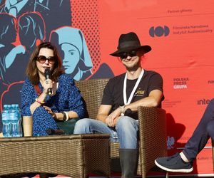 Cała na biało Maria Pakulnis szaleje z sierpem w Lubomierzu. Renata Dancewicz tym razem na spokojnie