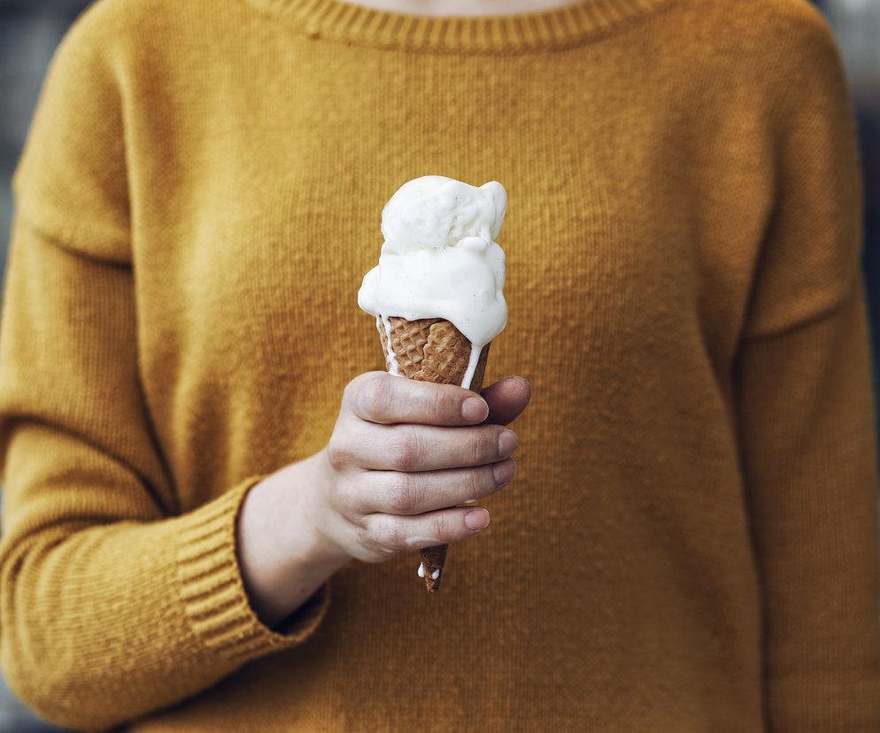 Kobieta trzyma loda w wafelku 