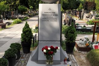Grób Mirosława Hermaszewskiego na cmentarzu Wojskowym na Powązkach w Warszawie
