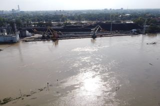 Wrocław - Odra wysoki poziom wody przy porcie miejskim (czwartek, 19.09)