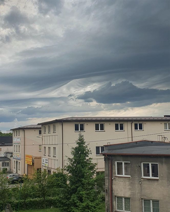Chmury typu asperitas nad Jaworznem. Widok jak z apokaliptycznego filmu 