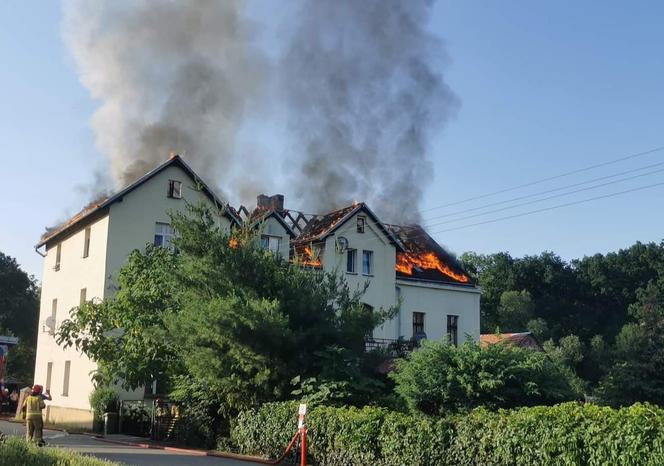 Ludzie uciekali w popłochu. Groźny pożar domu pod Kątami Wrocławskimi 