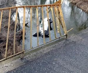 Pelplin. Fatalny wypadek na moście. Kierowca volkswagena runął do rzeki. Był reanimowany [ZDJĘCIA].