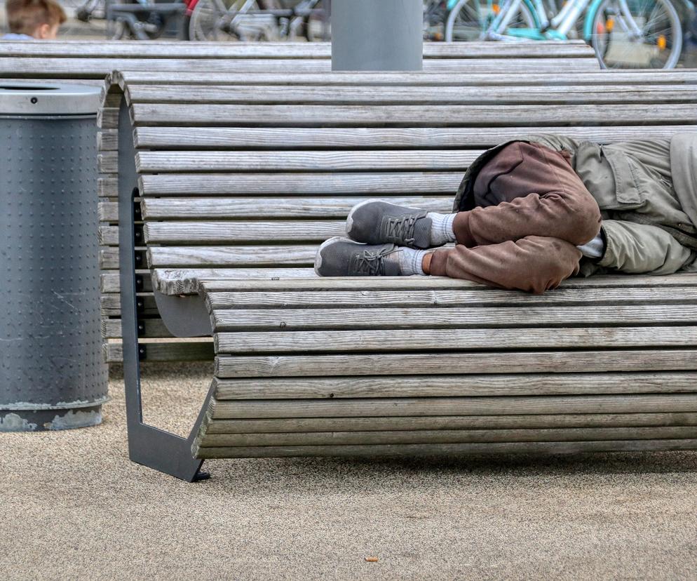 To najtrudniejszy okres dla osób bezdomych. Straż miejska: Nie bądźmy obojętni 