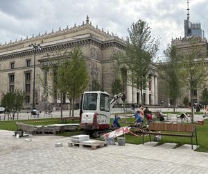 Absurd roku w Warszawie. Zrywają zieleń na nowym pl. Centralnym. Zamiast niej będzie beton