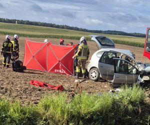 Tragiczny poranek. Kierowca osobówki nie miał szans po zderzeniu z ciężarówką!