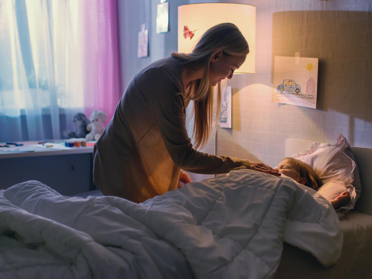 Za duże na łóżeczko? 4 pułapki, w które możesz łatwo wpaść, przenosząc dziecko do łóżka bez szczebelków