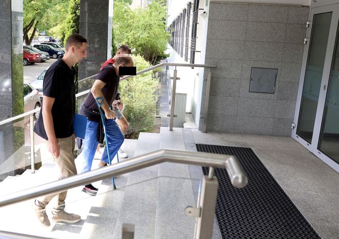 Daniel W. ruszył z młotkiem na policjanta. Potem padł strzał. 49-latek usłyszał zarzut