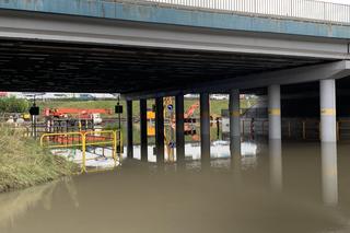 Rozlewisko w Katowicach na S86 miało przejść do historii. Prace jednak się przeciągnęły, a drogę znów zalało