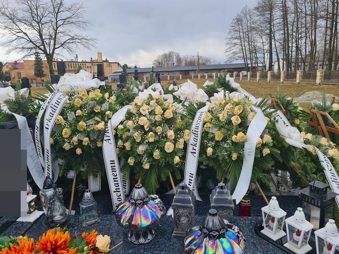 Dramat w Wadowicach Górnych. Grób  młodego chłopaka tonie w kwiatach [ZDJĘCIA]