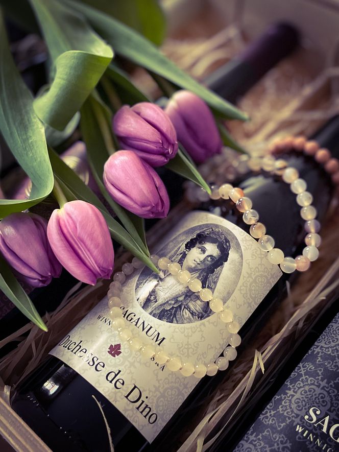 „Duchesse de Dino” („Księżna Dino’) - wino dedykowane księżnej Dorocie de Talleyrand-Périgord, wybitnej polityczce i filantropce pierwszej połowy XIX w., właścicielce pałaców w Żaganiu i Zatoniu.