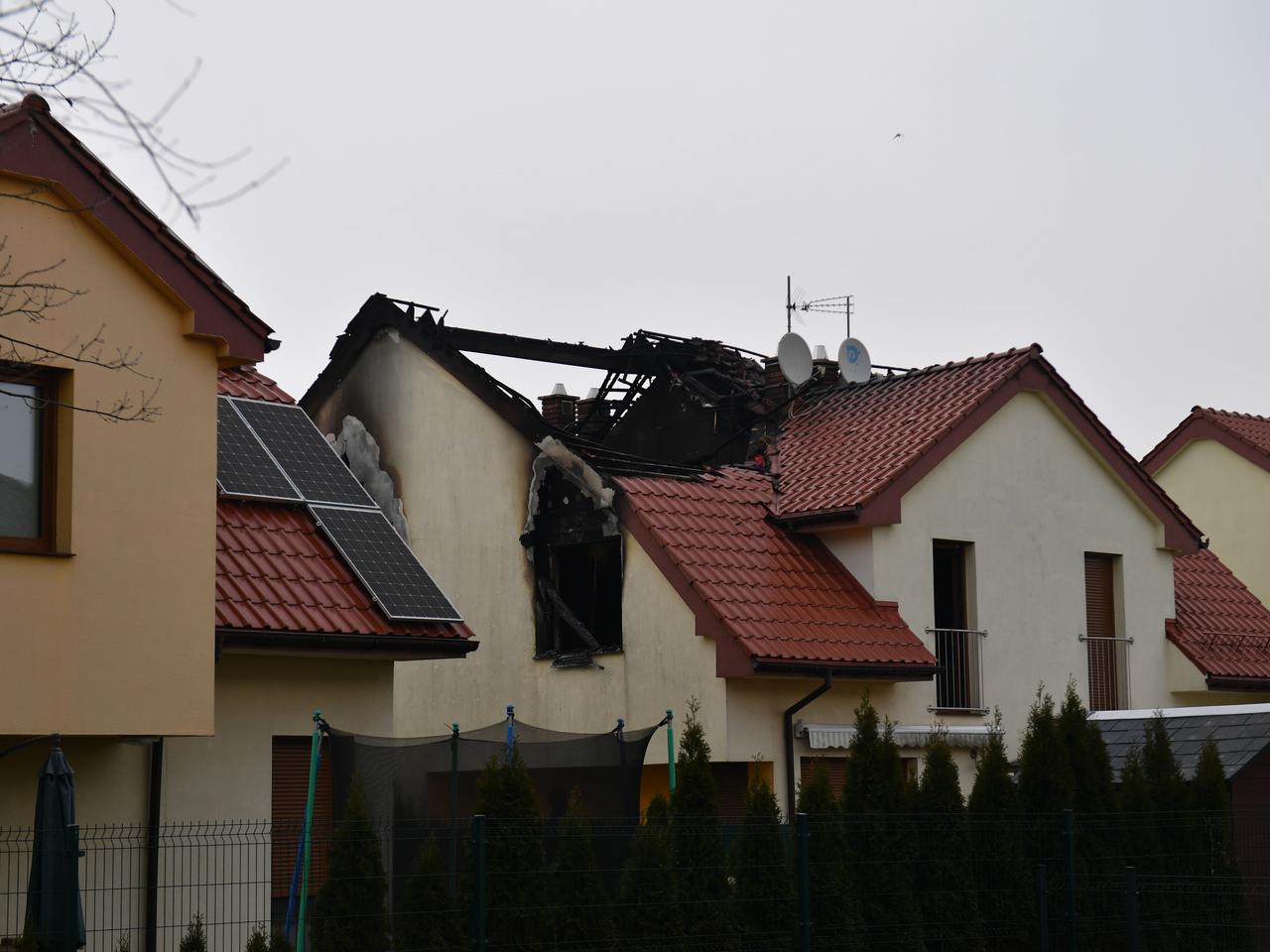 Tragiczny pożar na Krzekowie. Nie żyje dziecko, które strażacy wyciągali z płomieni [ZDJĘCIA]