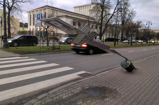 Uszkodzony znak drogowy na ul. Mickiewicza w Bydgoszczy. Co tam się stało?