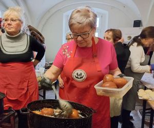 W Leszczyńskim Banku Żywności od rana smażą pączki 